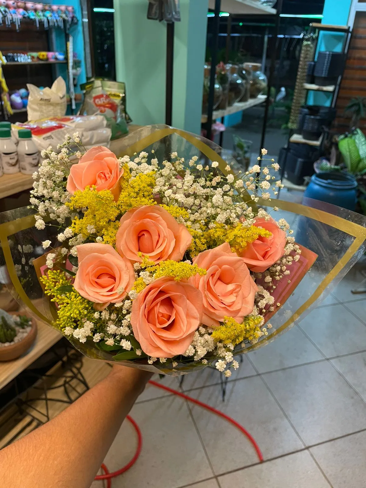 Buquê de rosas salmão com goivo